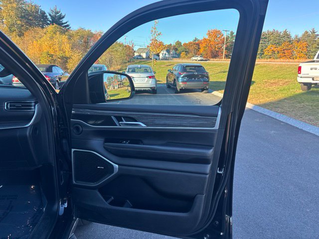 Used 2022 Jeep Wagoneer Series III AWD/4WD image 11