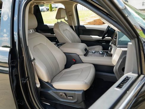 Used 2022 Ford Expedition Limited AWD/4WD image 13