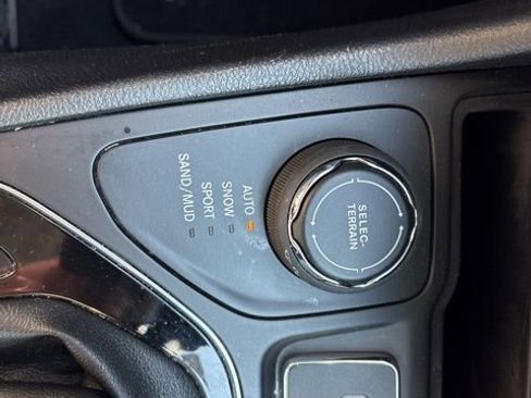 Used 2019 Jeep Cherokee Limited image 12