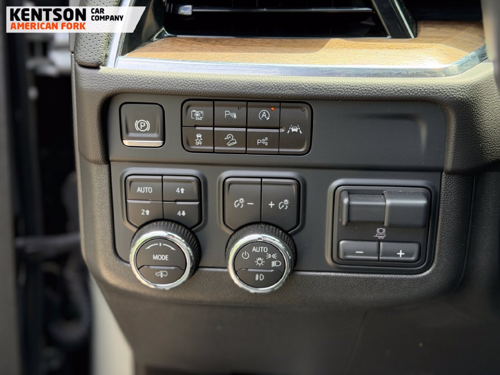 Used 2025 Chevrolet Suburban High Country AWD/4WD image 17
