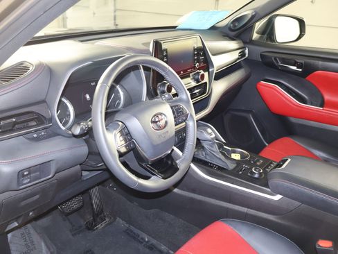 Used 2021 Toyota Highlander XSE image 2