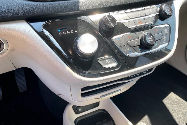Used 2023 Chrysler Voyager LX FWD image 18