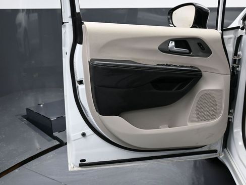 Used 2024 Chrysler Pacifica Touring-L image 38