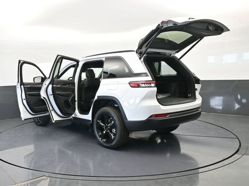 New 2026 Jeep Grand Cherokee Limited w/ Limited Altitude Package RWD image 70