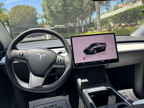 Used 2024 Tesla Model Y Long Range AWD/4WD image 26