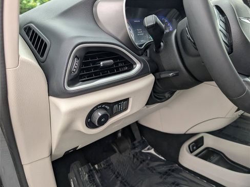 Used 2023 Chrysler Pacifica Touring-L FWD image 23