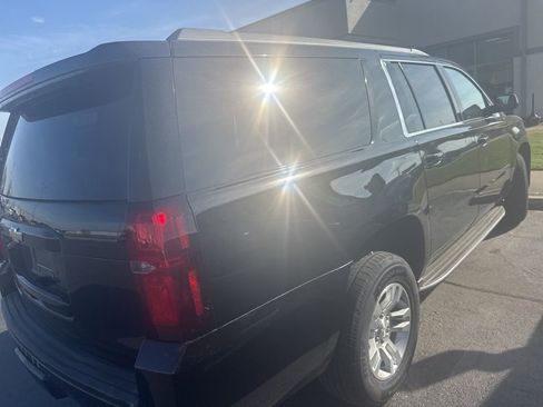 Used 2019 Chevrolet Suburban LT RWD image 3