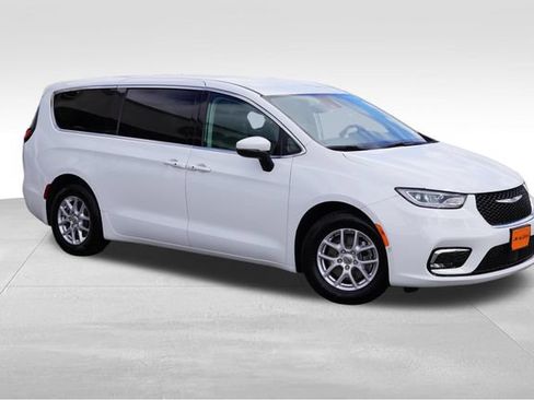Used 2023 Chrysler Pacifica Touring-L FWD image 2