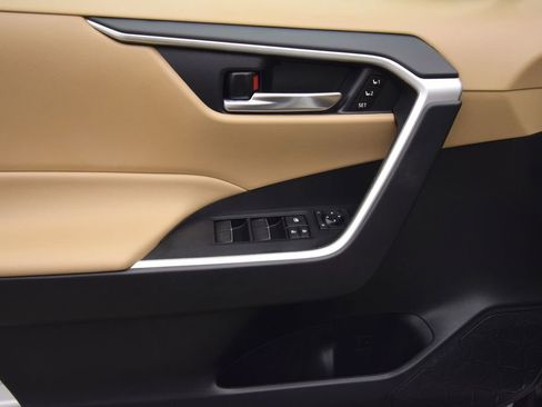 Used 2021 Toyota RAV4 XLE Premium image 28