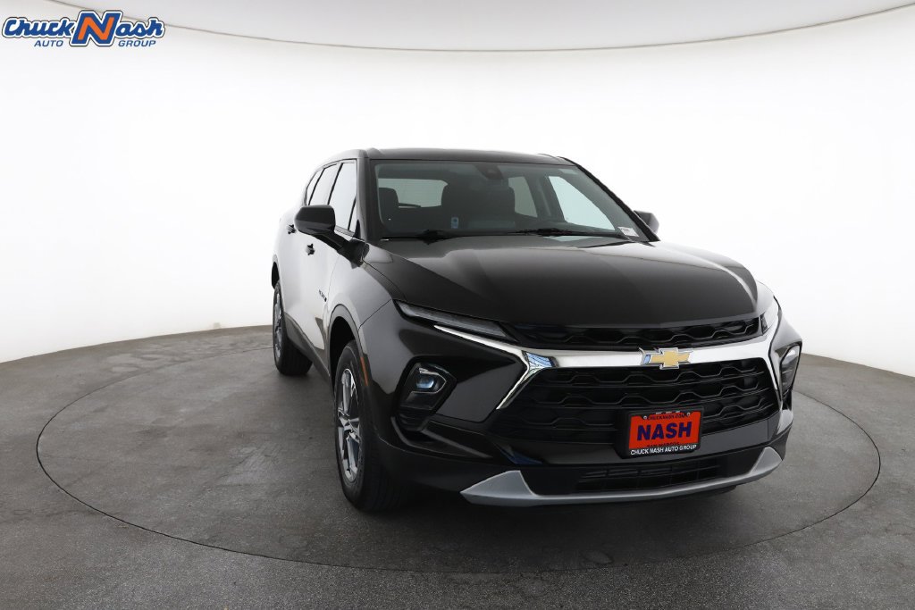 Used 2026 Chevrolet Blazer LT FWD image 2