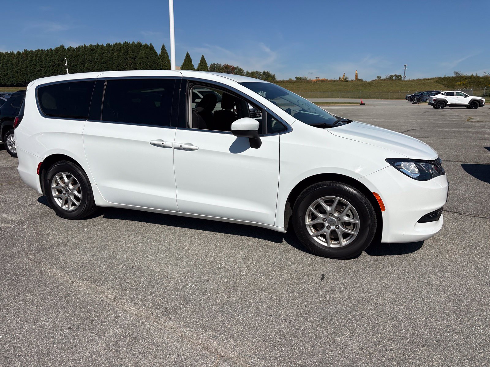 Used 2023 Chrysler Voyager LX FWD image 2