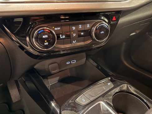Used 2025 Chevrolet Trax LT FWD image 21