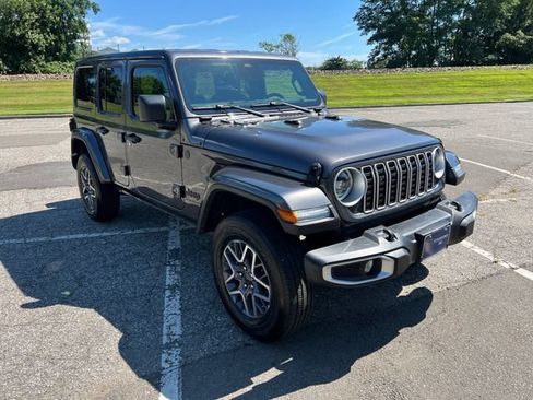 Used 2025 Jeep Wrangler Unlimited Sahara AWD/4WD image 1