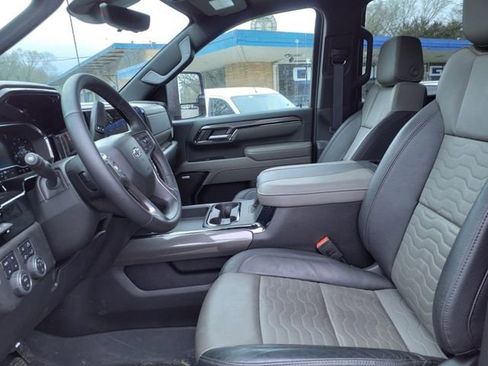 Used 2024 Chevrolet Silverado 2500 ZR2 w/ Technology Package image 9