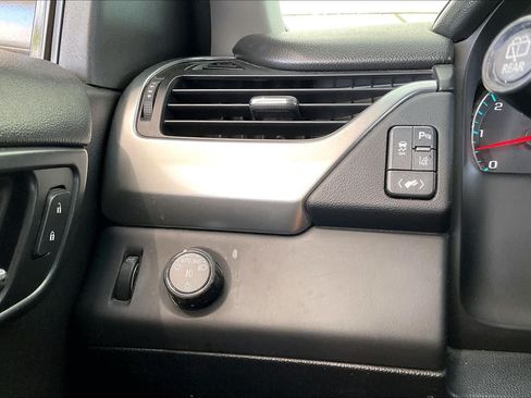 Used 2015 Chevrolet Suburban LTZ RWD image 32