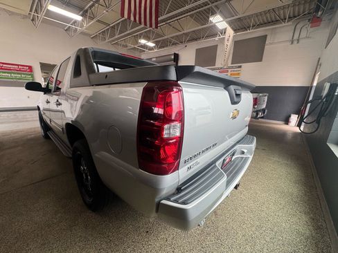 Used 2011 Chevrolet Avalanche LS w/ Convenience Package AWD/4WD image 7