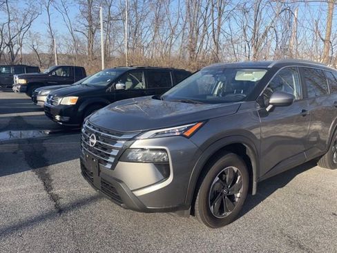 Used 2024 Nissan Rogue SV w/ SV Premium Package image 17