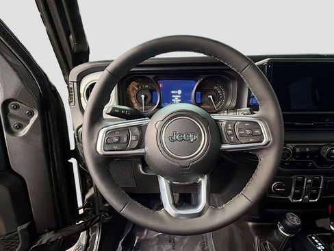 Used 2025 Jeep Wrangler Unlimited Sahara image 11