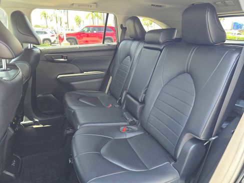 Used 2023 Toyota Highlander XLE FWD image 21