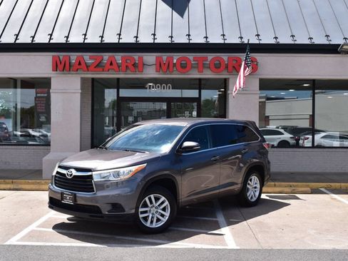Used 2014 Toyota Highlander LE FWD image 2