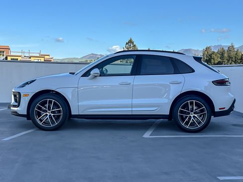 Certified 2025 Porsche Macan image 2