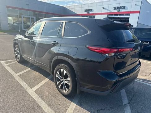 Used 2023 Toyota Highlander XLE AWD/4WD image 6