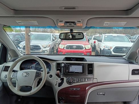 Used 2014 Toyota Sienna XLE w/ Entertainment Package image 16