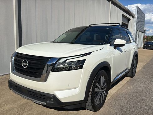 Certified 2022 Nissan Pathfinder Platinum w/ Cargo Package AWD/4WD image 22