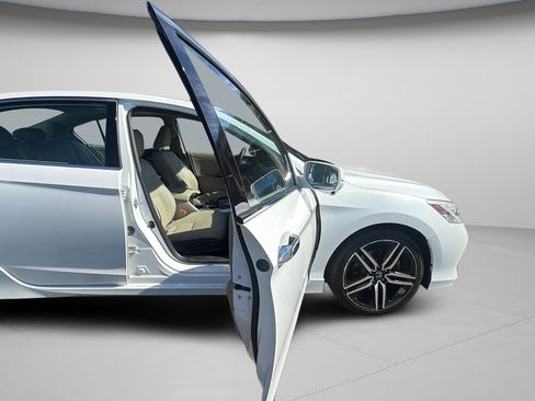 Used 2017 Honda Accord Touring image 34