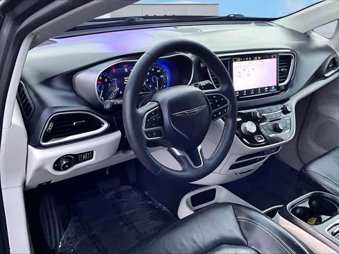 Used 2022 Chrysler Pacifica Touring-L image 2