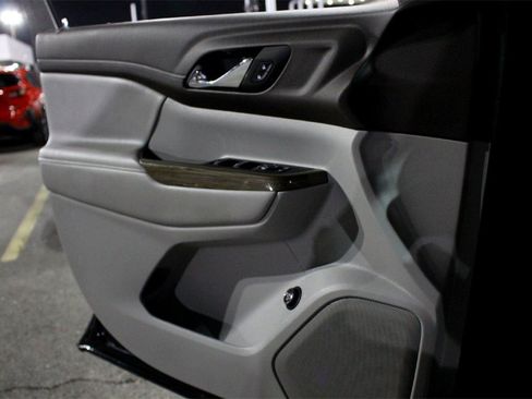 Used 2023 GMC Acadia SLE w/ Driver Convenience Package image 18