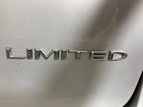 Used 2024 Chrysler Pacifica Limited FWD image 41