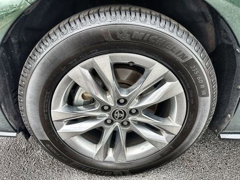 Used 2021 Toyota Sienna Limited image 18