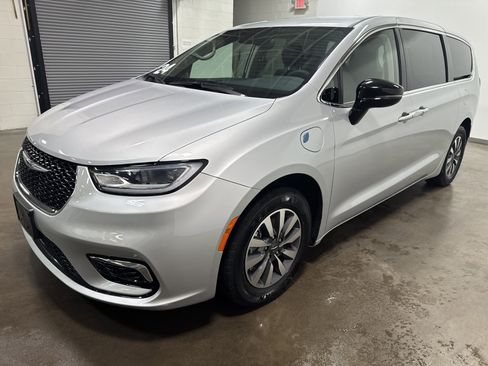 Used 2024 Chrysler Pacifica Select image 6