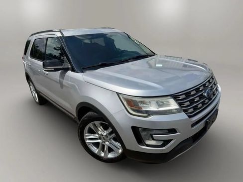 Used 2016 Ford Explorer XLT w/ Equipment Group 202A FWD image 2