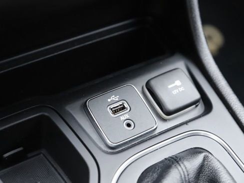 Used 2019 Jeep Cherokee Sport image 24