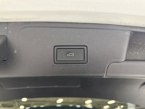 Used 2025 Volkswagen Atlas Cross Sport SE image 27