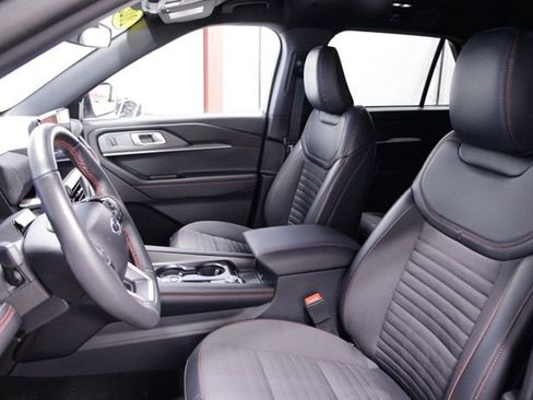Used 2025 Ford Explorer ST-Line w/ ST-Line Street Pack image 13
