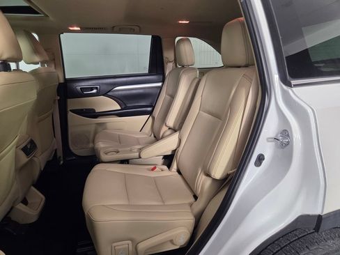 Used 2019 Toyota Highlander XLE FWD image 24
