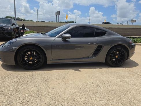 Used 2017 Porsche 718 Cayman RWD image 9