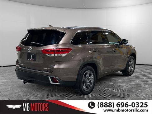 Used 2017 Toyota Highlander Limited image 3
