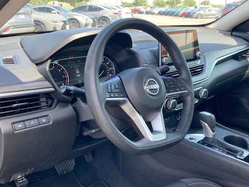 Used 2025 Nissan Altima 2.5 SV FWD image 6