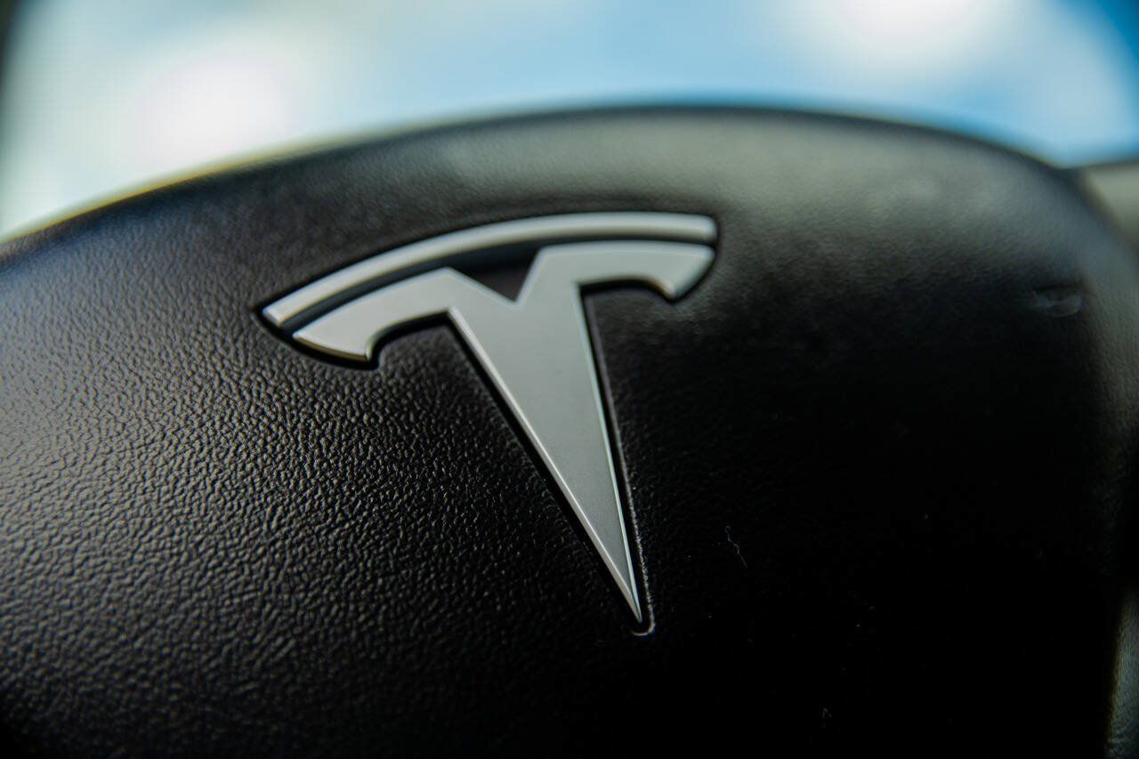 Used 2022 Tesla Model 3 Long Range AWD/4WD image 27