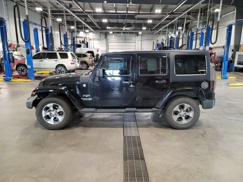 Used 2018 Jeep Wrangler Unlimited Sahara AWD/4WD image 4