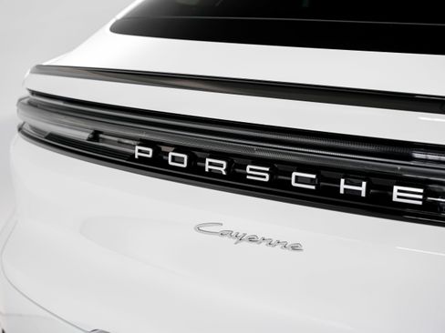 Used 2024 Porsche Cayenne w/ Premium Package Plus image 43