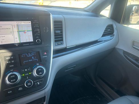Used 2019 Toyota Sienna XLE w/ XLE Navigation Package image 18