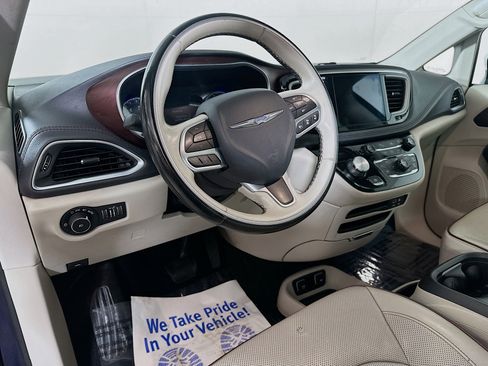 Used 2017 Chrysler Pacifica Limited w/ Advanced Safetytec Group image 9