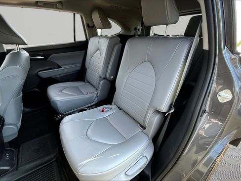Used 2023 Toyota Highlander XLE image 21