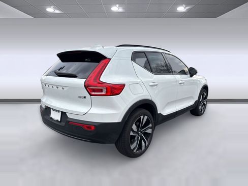 Certified 2023 Volvo XC40 B5 Plus w/ Climate Package image 9