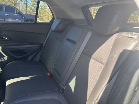 Used 2022 Chevrolet Trax LT w/ LT Convenience Package image 14